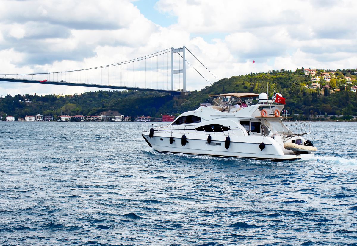 Du ngoạn eo biển Bosphorus thơ mộng. 