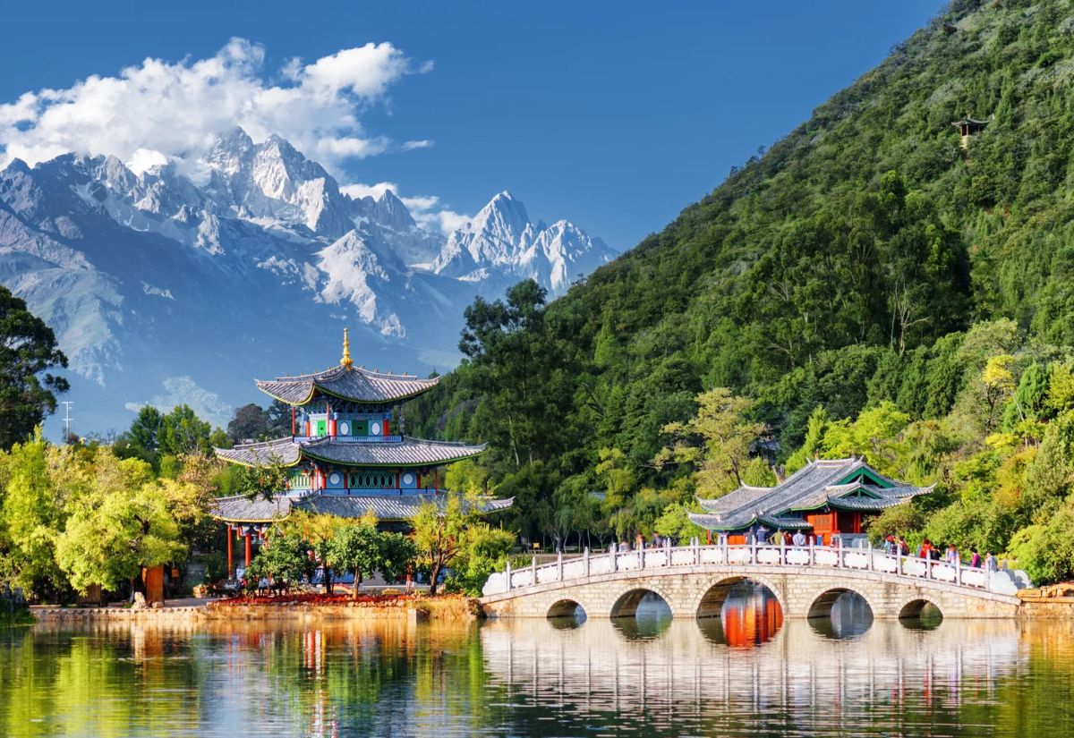 Côn Minh Trung Quốc - Thành phố mùa xuân với vẻ đẹp quanh năm của Vân Nam 14 Núi tuyết Ngọc Long soi bóng bên bờ hồ công viên Hắc Long Đàm