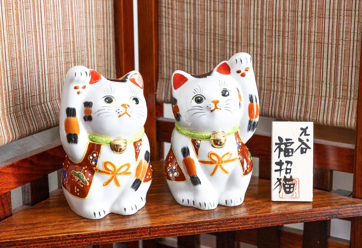 Mèo thần tài Maneki Neko tượng trưng cho tài lộc và may mắn