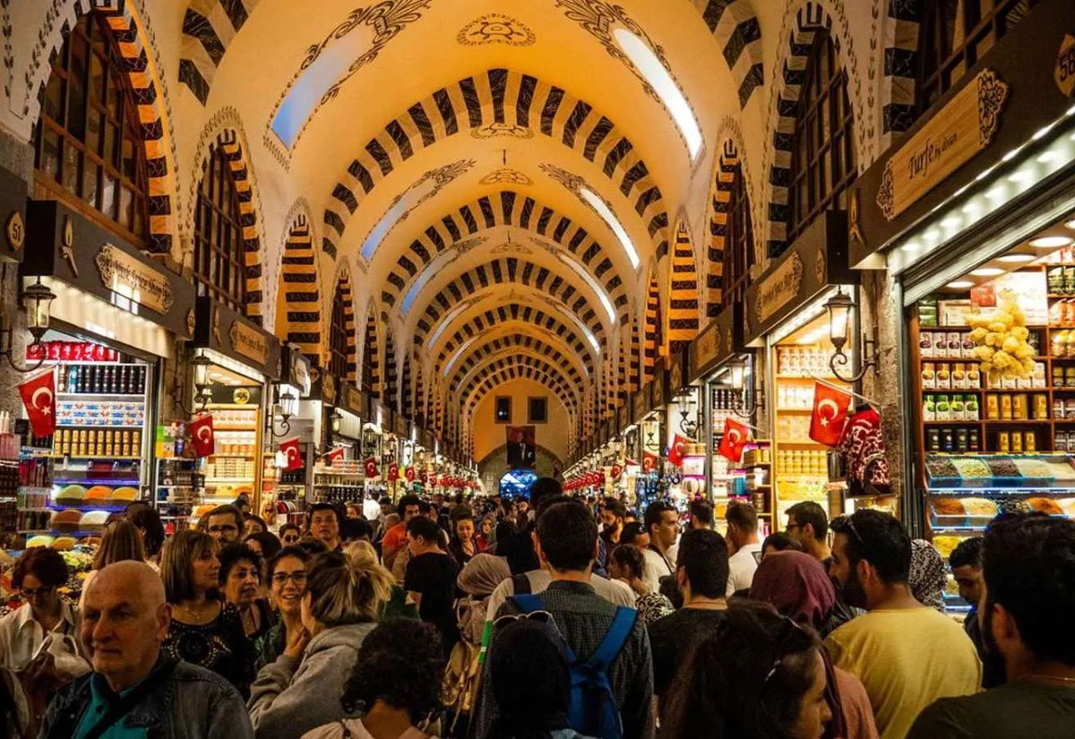 Khám phá Grand Bazaar nổi tiếng. 