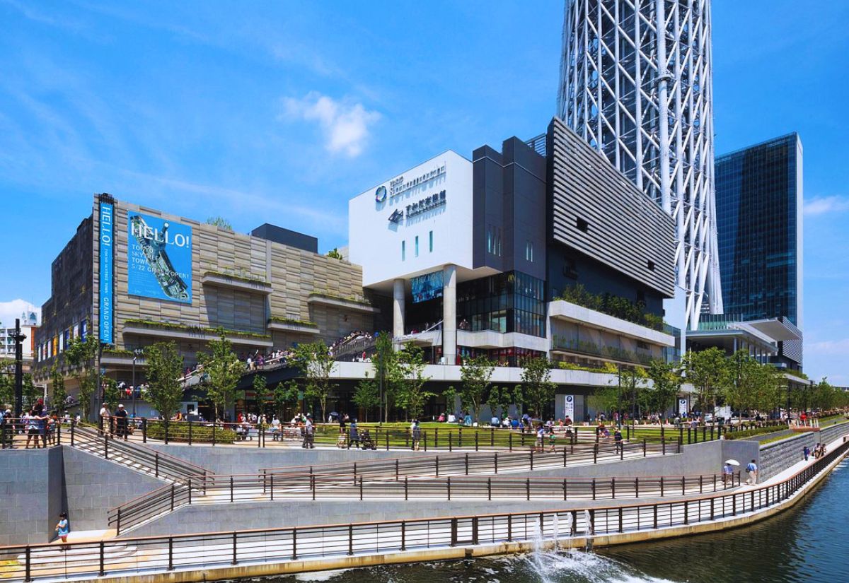 Mua sắm và thưởng thức ẩm thực tại Tokyo Solamachi.