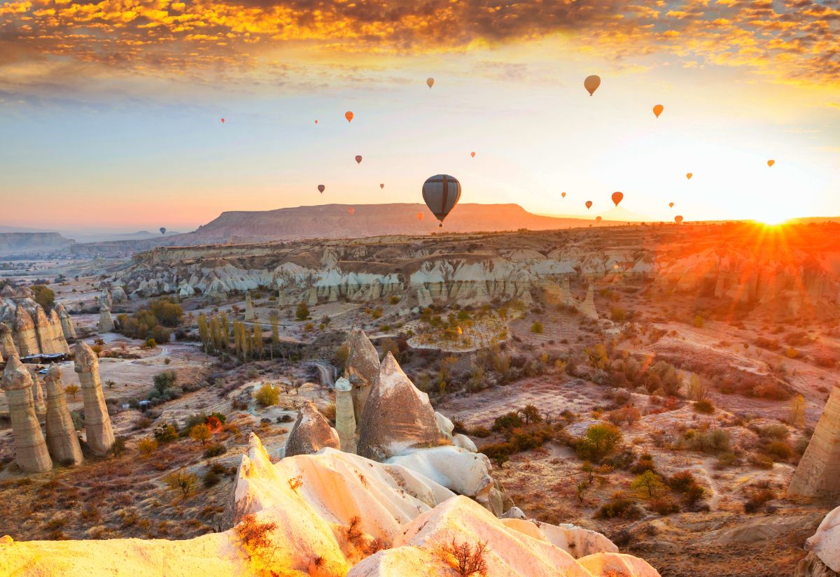 Bình minh rực rỡ tại Cappadocia. 