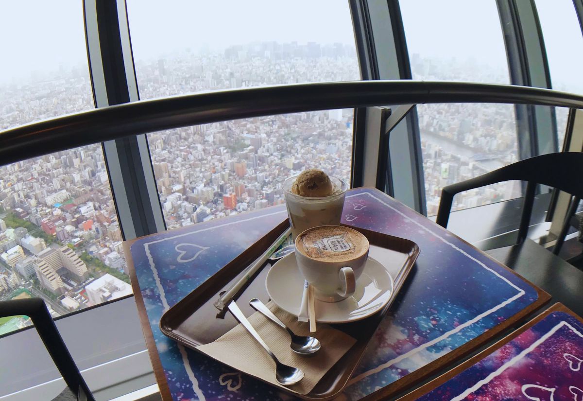 Nhâm nhi cà phê và ngắm Tokyo từ đài quan sát.