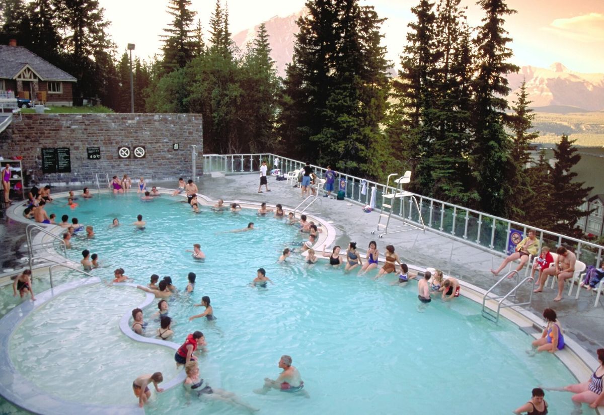 Vườn quốc gia Banff: Kinh nghiệm du lịch và điểm tham quan nổi tiếng 6 Thư giãn tại suối nước nóng Banff giữa khung cảnh núi non.