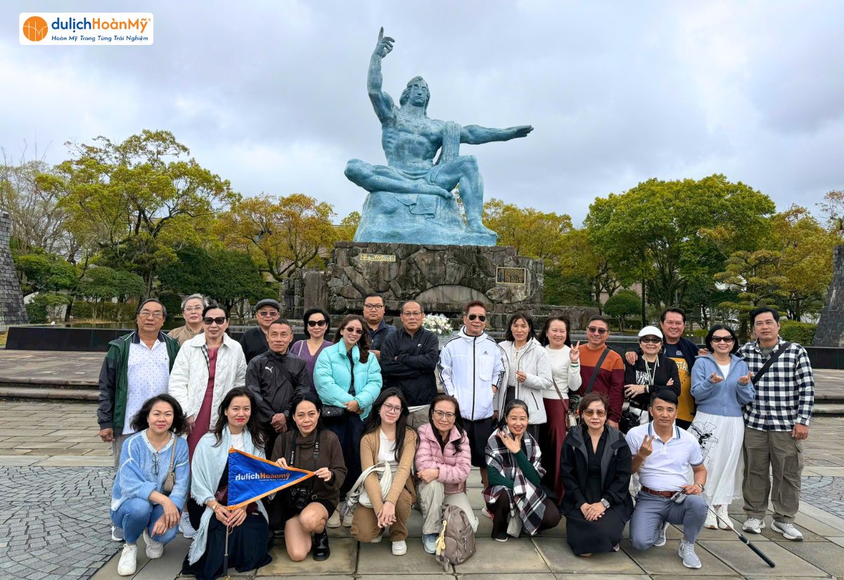 Nagasaki Nhật Bản - Kinh nghiệm du lịch và điểm đến nổi tiếng 3 Đoàn khách Hoàn Mỹ ghé đến công viên Hòa Bình Nagasaki một buổi chiều thu
