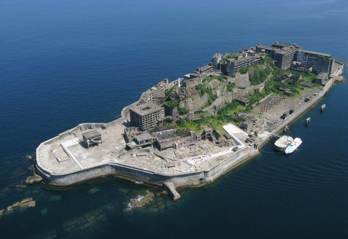Nagasaki Nhật Bản - Kinh nghiệm du lịch và điểm đến nổi tiếng 5 Đảo Hashima có dáng dẹt dài, được bao bọc bởi tường đê chắn sóng bằng bê tông kiên cố