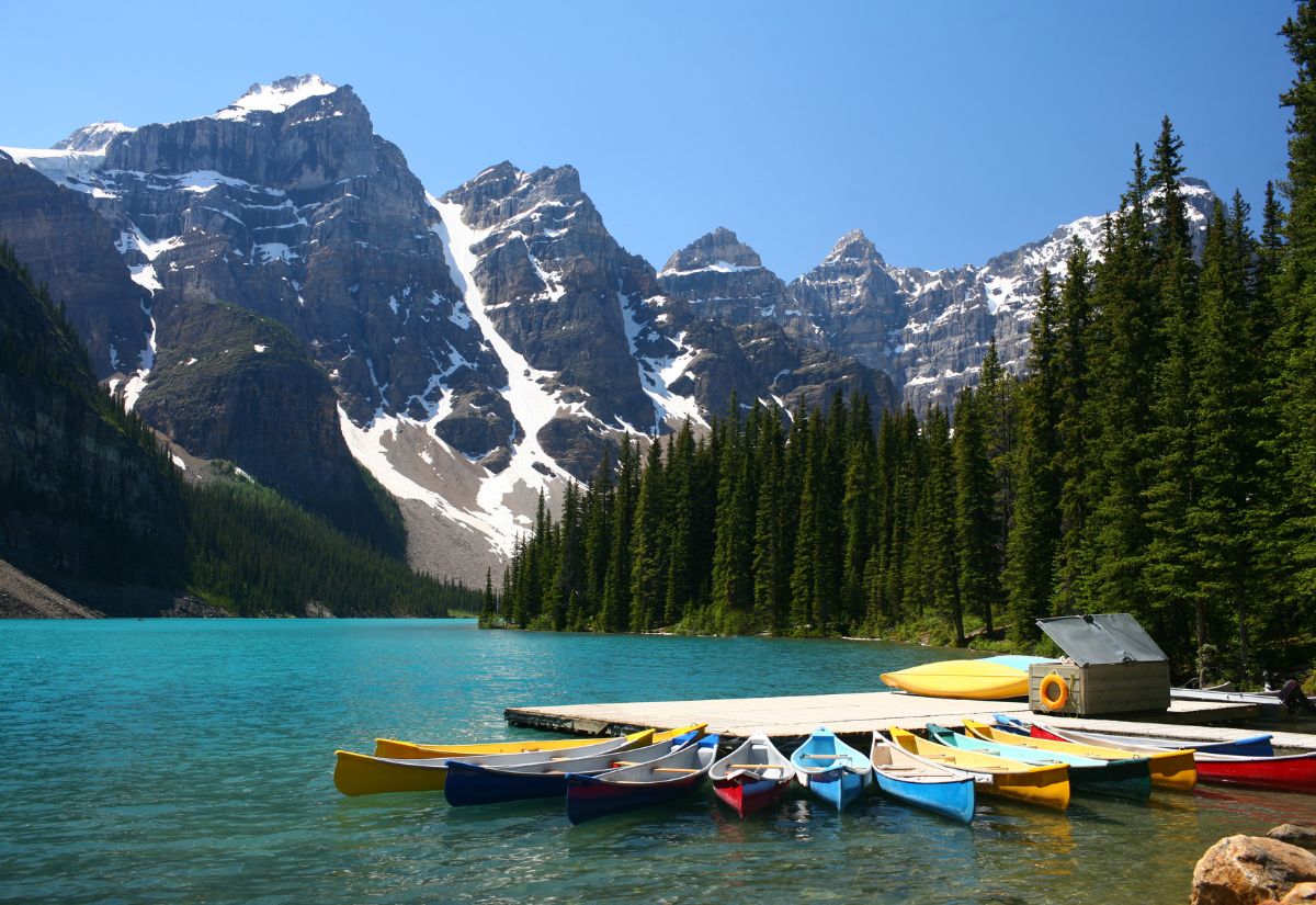 Vườn quốc gia Banff: Kinh nghiệm du lịch và điểm tham quan nổi tiếng 3 Hồ Moraine với sắc xanh turquoise đặc trưng và dãy Ten Peaks hùng vĩ.