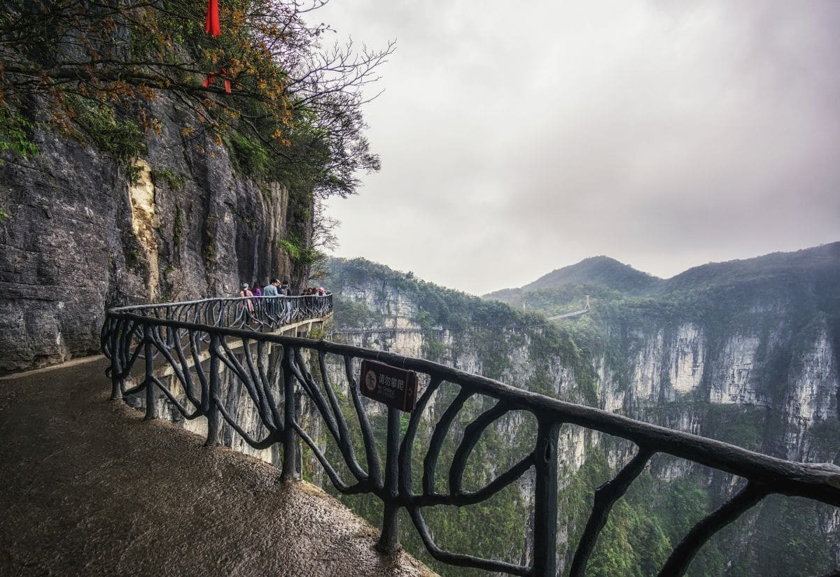 Trương Gia Giới Trung Quốc - Cẩm nang du lịch và các cảnh đẹp nổi tiếng 5 Trải nghiệm Skywalk kính cheo leo giữa vách núi Thiên Môn Sơn.