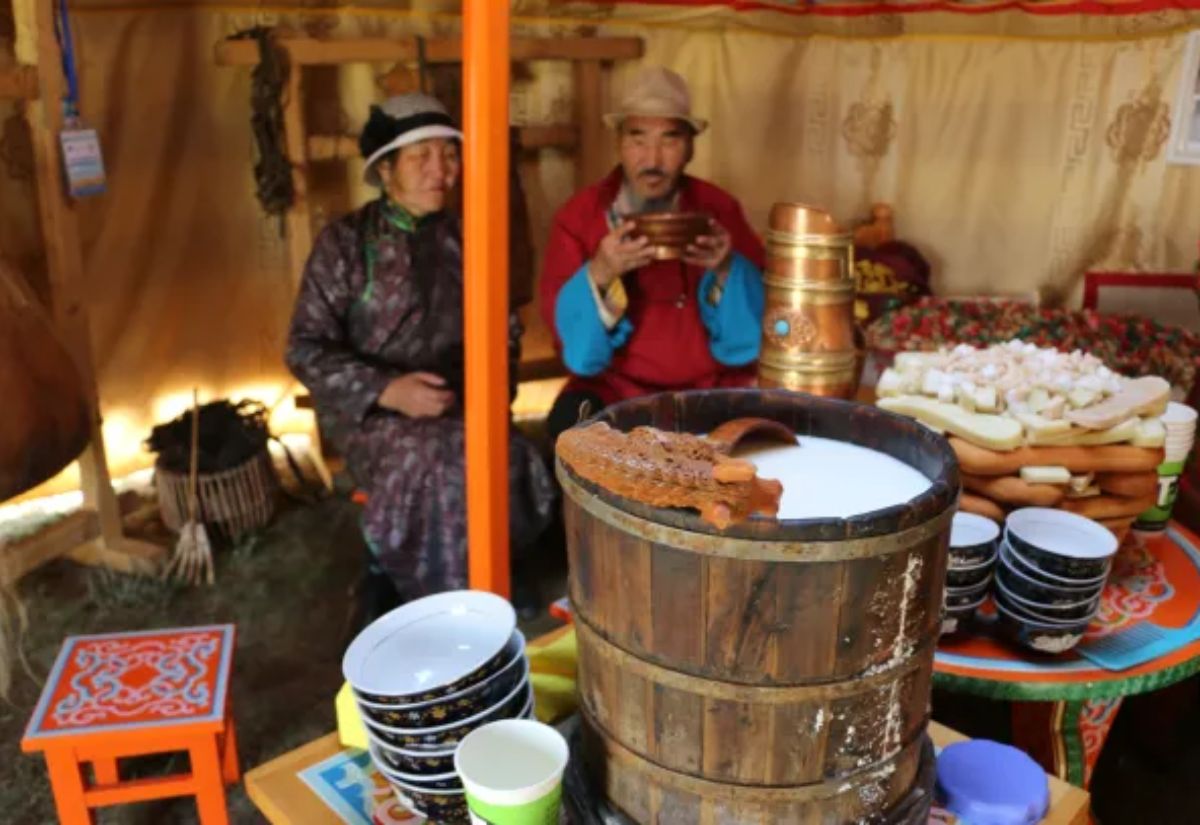 Du lịch Nội Mông Trung Quốc - Kinh nghiệm khám phá vùng đất du mục 19 Sữa ngựa lên men giàu dinh dưỡng