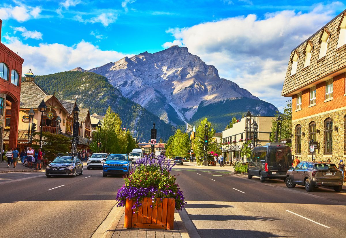 Vườn quốc gia Banff: Kinh nghiệm du lịch và điểm tham quan nổi tiếng 4 Banff Avenue nhộn nhịp giữa khung cảnh núi non của Canadian Rockies.